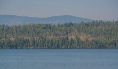 Bonner County, Idaho 'nun kuzey Rocky Dağları' ndaki Pend Oreille Gölü 'nün güzel manzarası.