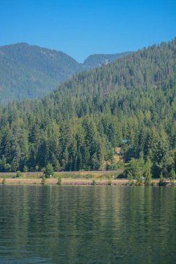 Bonner County, Idaho 'nun kuzey Rocky Dağları' ndaki Pend Oreille Gölü 'nün güzel manzarası.