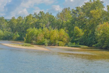 Mevcut nehir Ozark Ulusal Sahne Riverway 'den geçerek Missouri dağlarına akar.