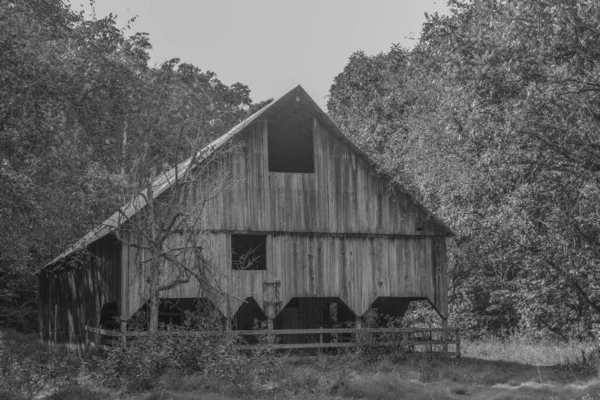 Noir Blanc Ancienne Grange Délabrée Dans Désert Des Montagnes Missouri — Photo