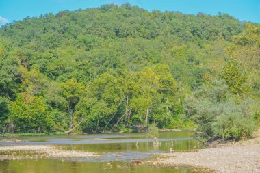 Mevcut nehir Ozark Dağları 'ndan akar. Ulusal Sahne Riverway, Shannon County, Missouri.