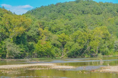 Mevcut nehir Ozark Dağları 'ndan akar. Ulusal Sahne Riverway, Shannon County, Missouri.