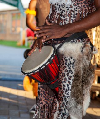 Bir Afrikalı baterist djembe çalıyor.