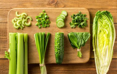 Kesme tahtasında vitamin salatası için sebzeler. Kavram. Üst görünüm.