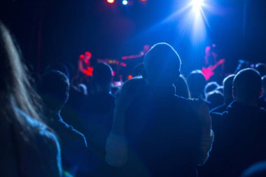 Sahnenin yakınındaki bir konserde bir çift dans ediyor..