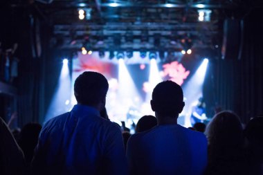 Seyirci sahnede konseri izliyor..