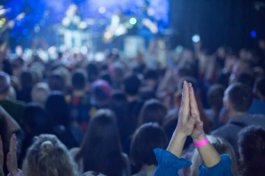 Seyirci sahne sanatçısı tarafından alkışlandı. Spot ışıkları parlıyor..