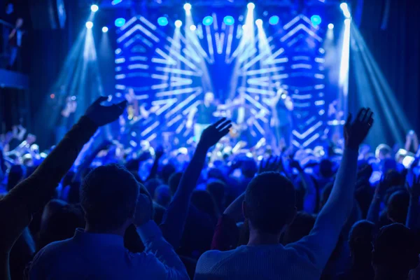 Pubblico Che Guarda Concerto Sul Palco — Foto Stock