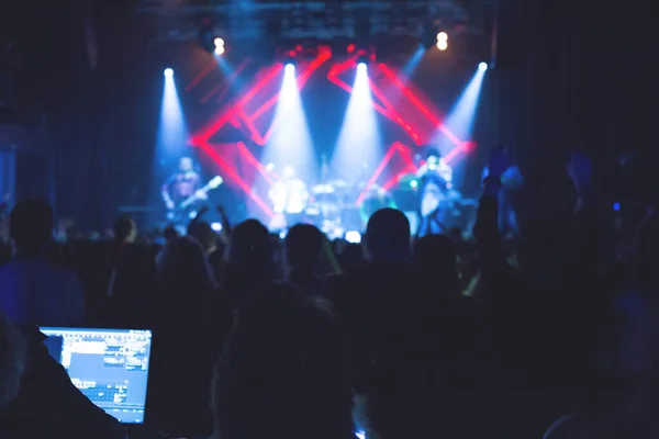 Das Publikum Verfolgt Das Konzert Auf Der Bühne Großen Konzertclub — Stockfoto