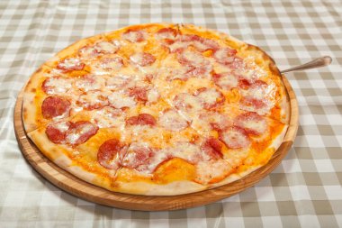 Kafedeki masada hazır lezzetli bir pizza..