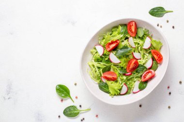 Taze vejetaryen salatasıyla kase. Sağlıklı yemek, diyet öğle yemeği..