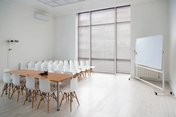 Meeting room with a large white school board and white chairs in modern office. — Stock Photo, Image