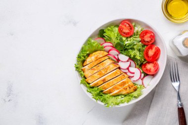 Tavuk fileto ile salata. Keto diyeti, sağlıklı yiyecekler, diyet öğle yemeği. Beyaz arkaplanda üst görünüm.