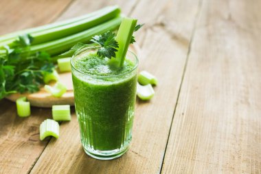 Kereviz ve ıspanak cam ile yeşil smoothie