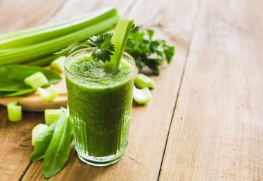 Kereviz ve ıspanak cam ile yeşil smoothie