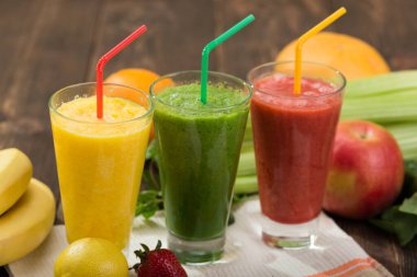 Taze meyve ve sebze yüzlü mutfak masasında cam