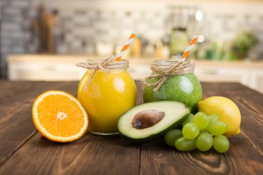 Taze meyve ve güler yüzlü mutfak masasında kavanozu