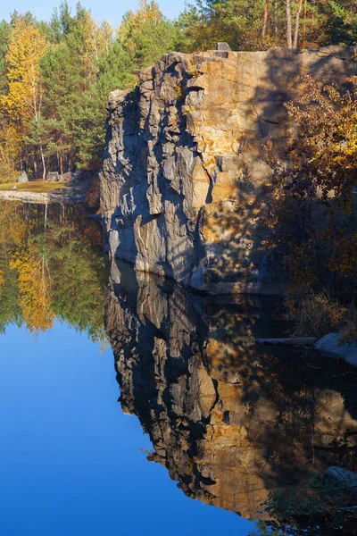 Fragment Břehu Jezera Kamenem Podzimním Lese Časném Ránu — Stock fotografie