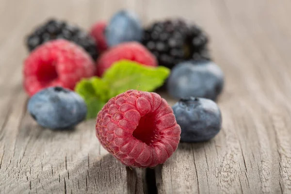 Mezcla Bayas Frambuesas Arándanos Moras Viejo Una Madera Mesa Close — Foto de Stock