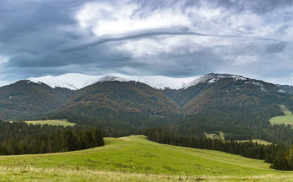 Chaîne Montagnes Avec Prairie Verte Nuages Orageux Dans Soirée — Photo