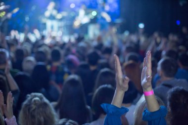 Seyirci sahne sanatçısı tarafından alkışlandı. Spot ışıkları parlıyor..