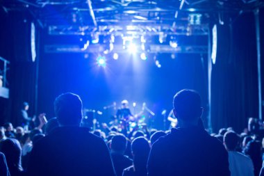 Seyirci sahnede konseri izliyor..