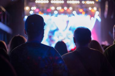 Seyirci sahnede konseri izliyor..