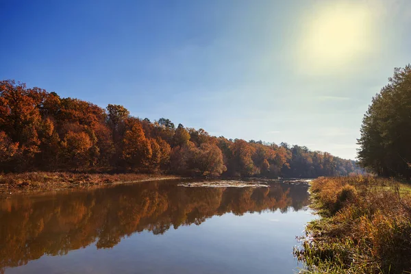 Podzimní Krajina Stromy Podél Klidné Řeky Odrazem Vodě — Stock fotografie