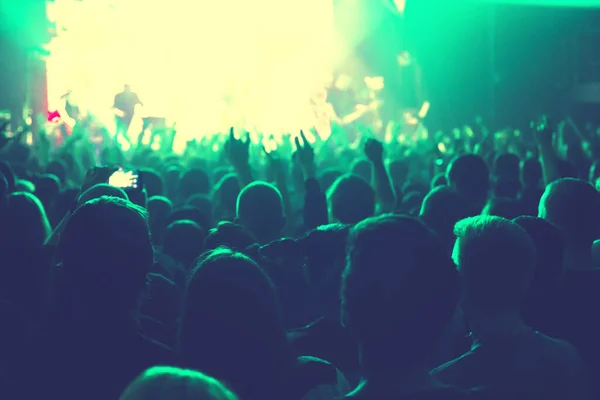 Das Publikum Verfolgt Das Konzert Auf Der Bühne Großen Konzertclub — Stockfoto