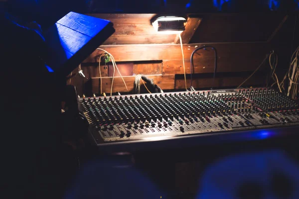 Old Mixing Console Workplace Sound Engineer —  Fotos de Stock