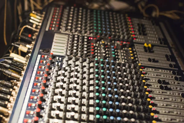 Old Mixing Console Workplace Sound Engineer — Stok fotoğraf