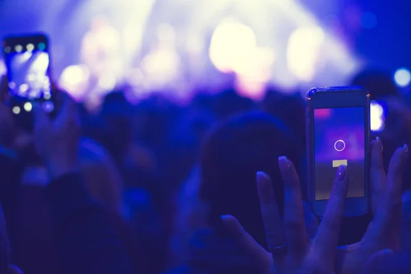 Audience Filming Smartphone Concert Nightclub — Φωτογραφία Αρχείου