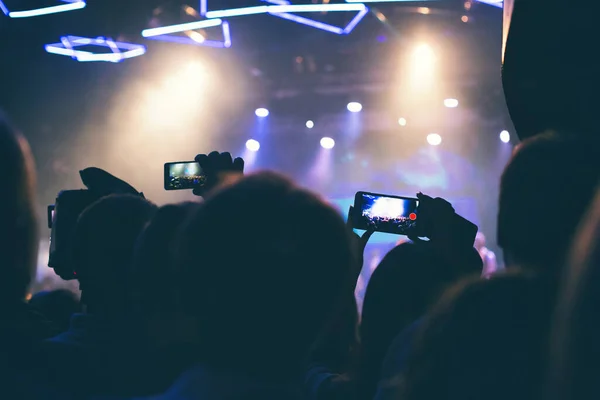 청중들은 스마트폰으로 사진을 있습니다 나이트 클럽에서의 콘서트 — 스톡 사진
