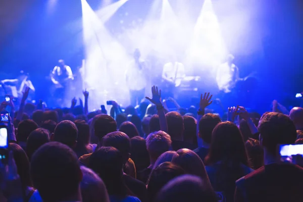 Public Regardant Concert Sur Scène Boîte Nuit — Photo