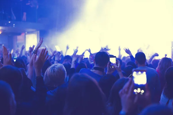 Audience Videotaping Smartphone Concert Nightclub —  Fotos de Stock