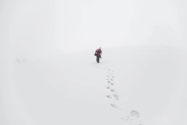 Photographe Grimpe Pente Enneigée Montagne Avec Équipement Dans Brouillard Empreintes — Photo