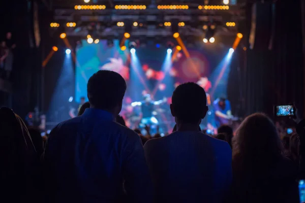 Das Publikum Verfolgt Das Konzert Auf Der Bühne Großen Konzertclub — Stockfoto