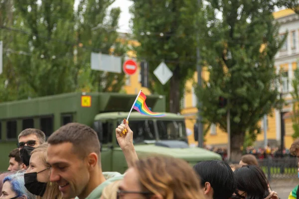 キエフ ウクライナ 2021 プライドパレードでLgbtqコミュニティ 特別な警察の車の背景に虹のシンボルを持つ行進の参加者 — ストック写真