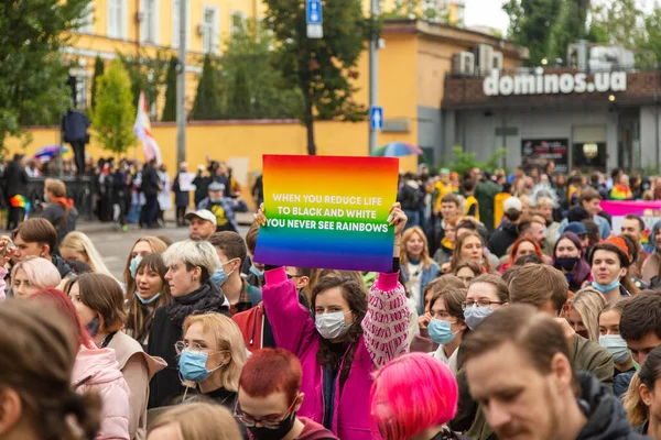 Kijów Ukraina 2021 Społeczność Lgbtq Paradzie Pride Uczestnicy Marszu Tęczowymi — Zdjęcie stockowe