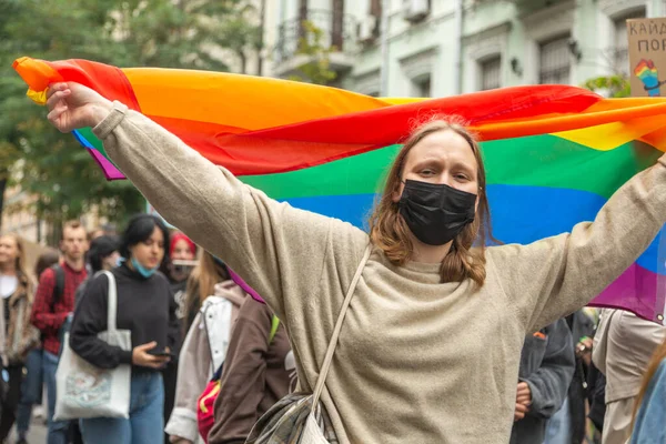 Kijów Ukraina 2021 Społeczność Lgbtq Paradzie Pride Dziewczyna Trzyma Tęczową — Zdjęcie stockowe