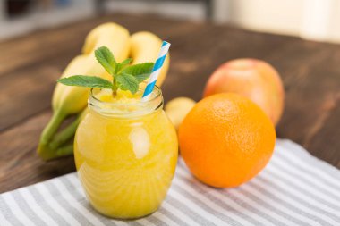 Mutfak masasında küçük bir kavanoza taze meyve smoothies