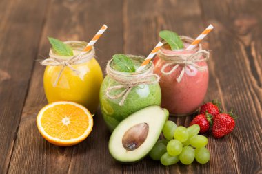 Taze meyve ve güler yüzlü mutfak masasında kavanozu