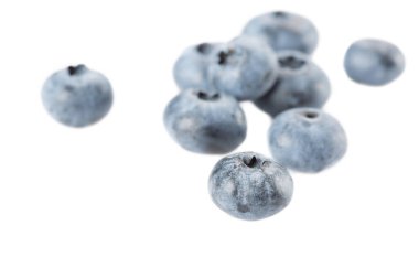 Birkaç çilek beyaz zemin üzerinde bir yaban mersini. İzole