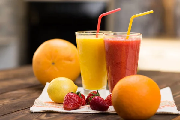 Frullati Frutta Fresca Sul Tavolo Cucina Bicchiere Due — Foto Stock