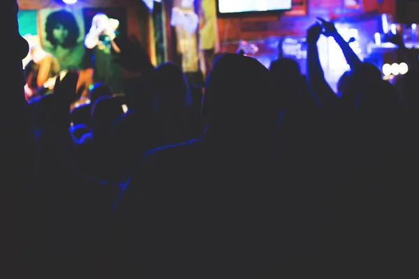 Seyirci Küçük Bir Kulüpteki Sahne Sanatçısını Alkışlıyor Seyirciler Karanlıkta — Stok fotoğraf