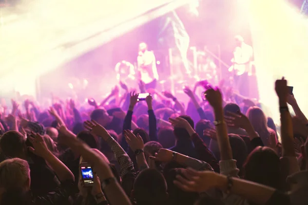 Una Multitud Espectadores Concierto Pequeño Club Conciertos Aplauden Bailen Cerca — Foto de Stock