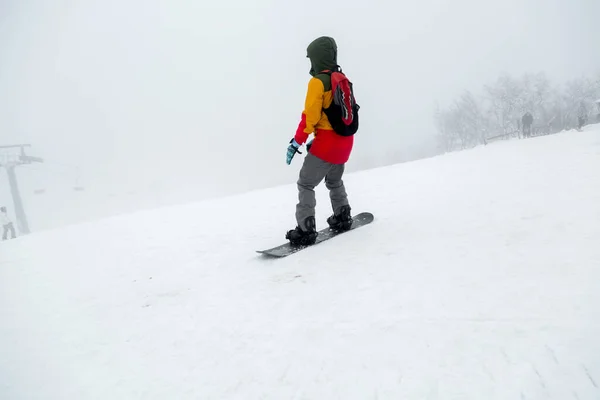 Snowboarder Macht Sich Bereit Mit Dem Brett Die Piste Hinunter — Stockfoto