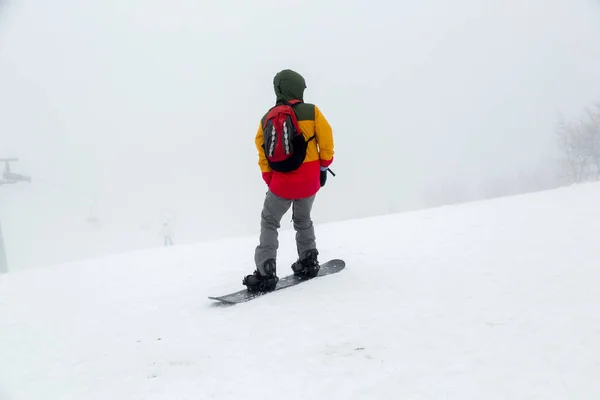 Snowboarder Preparándose Para Bajar Pendiente Una Tabla — Foto de Stock