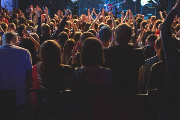 Publiczność Ogląda Koncert Scenie Wielkim Klubie Koncertowym — Zdjęcie stockowe