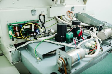 Teknisyen, tıbbi tanı ekipmanlarında güvenli ve istikrarlı performans sağlamak için iç X-ray bileşenlerini hassas kalibrasyon için ayarlar.